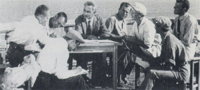 Image - Les Kurbas with a group of Berezil actors during his work on two film productions Vendetta and McDonald (Odesa, 1924).